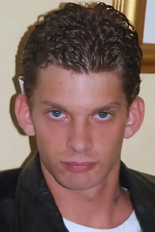 Alec Keen interpretando a Dean