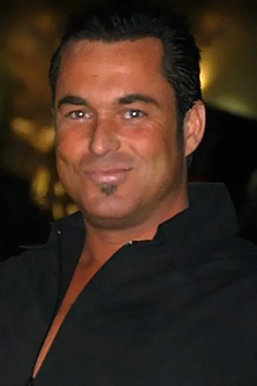 Alec Metro interpretando a 