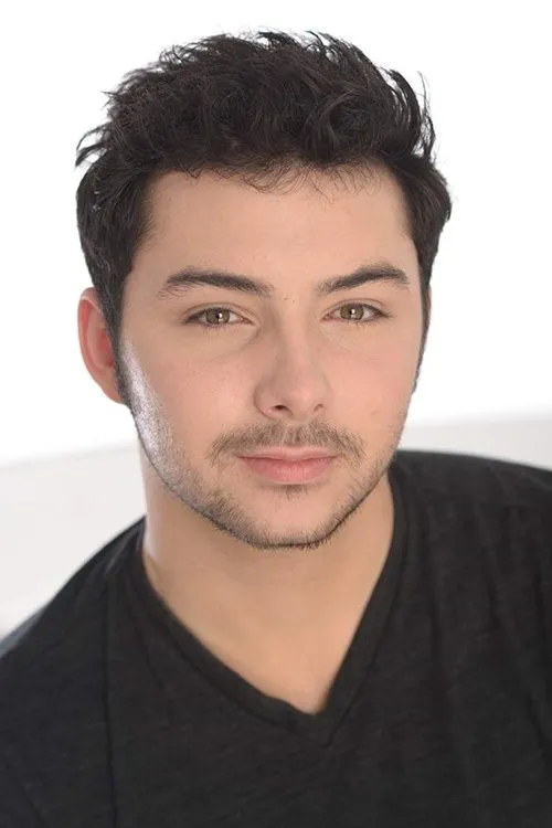 Alec VanOwen interpretando a Noah