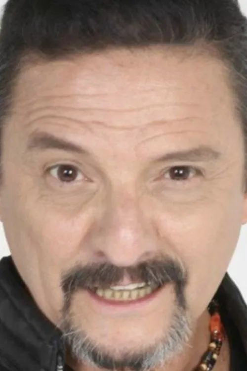 Alejandro Corona interpretando a 