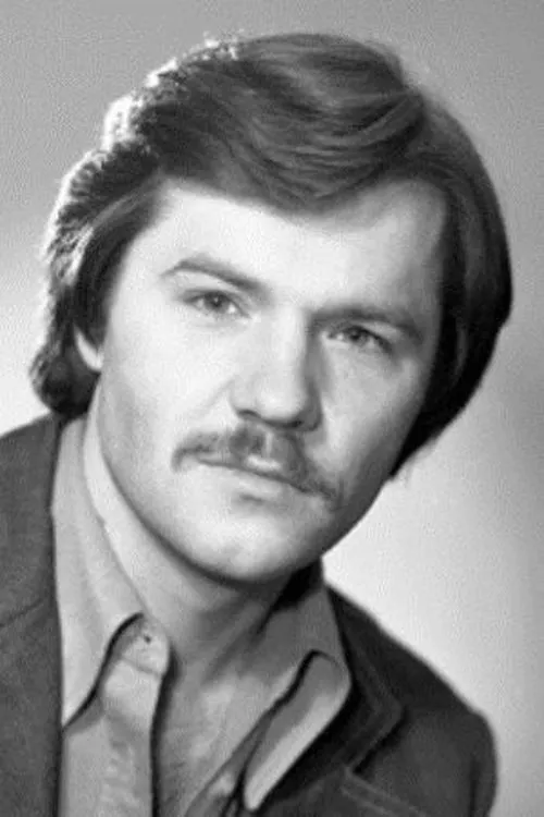 Александр Фатюшин interpretando a Sergey 'Seryozha' Gurin