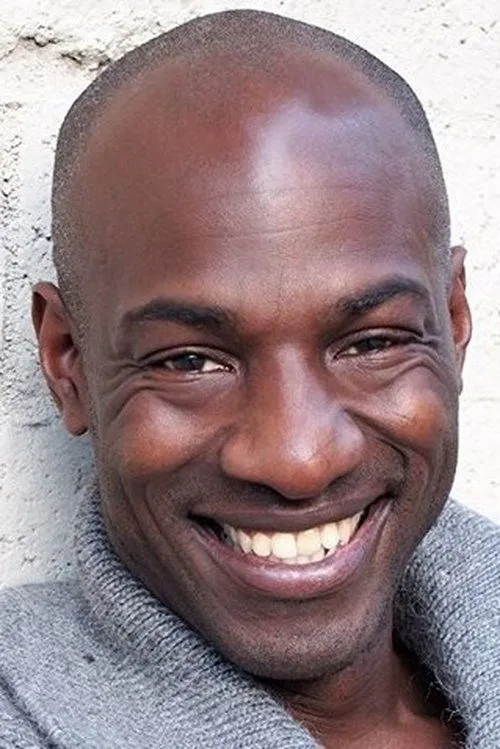 Alem Brhan Sapp interpretando a Captain Darnell