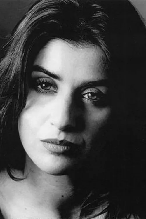 Alessandra Roca interpretando a Mirella