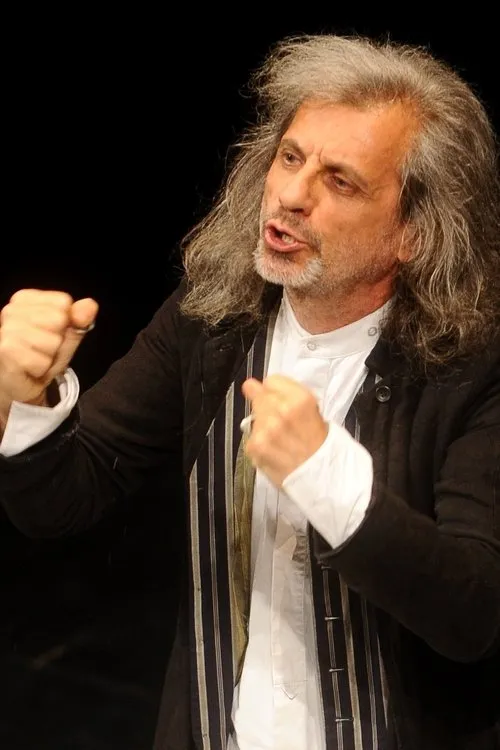 Alessandro Bergonzoni interpretando a Mago Festone