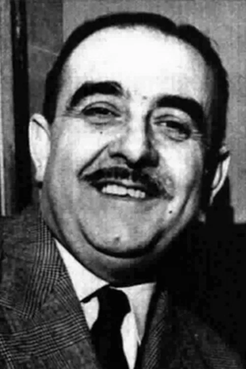 Alessandro Cutolo interpretando a commendatore Valentano