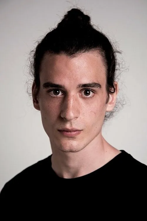 Alex Anton interpretando a Miro