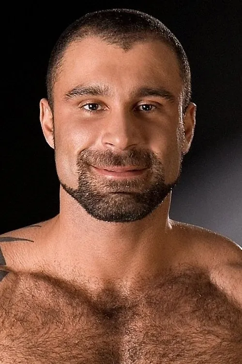 Alex Baresi interpretando a Archive Footage