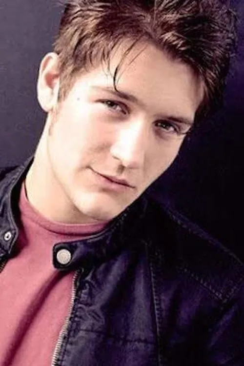 Alex Boyd interpretando a Randy Martin