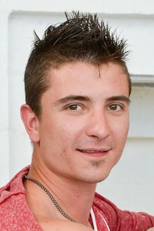 Alex Braun interpretando a