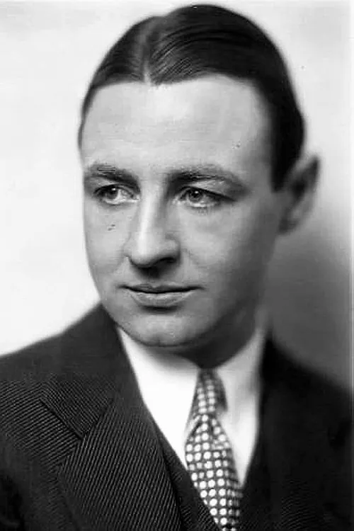 Alex Callam interpretando a James Benson