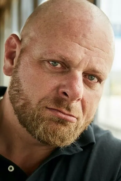 Alex Czerwinski interpretando a Bookie