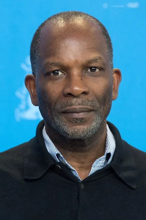 Alex Descas interpretando a Victor