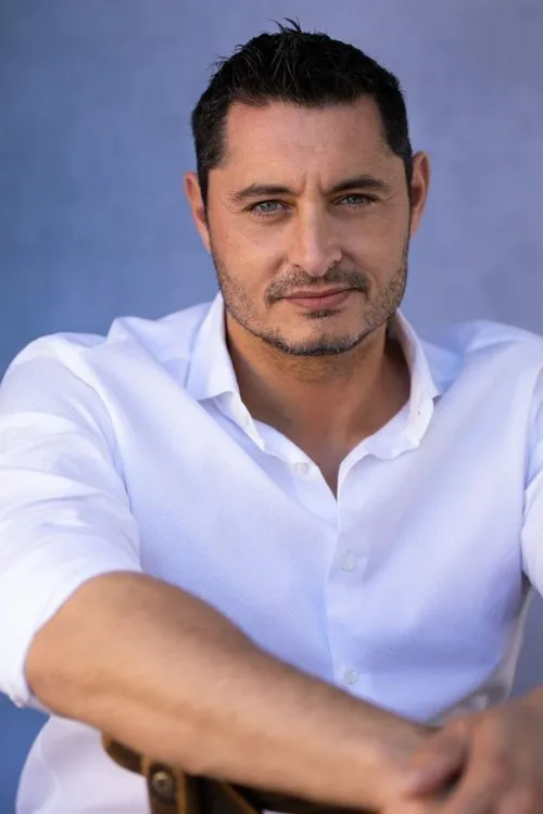 Alex Fleri interpretando a Janko