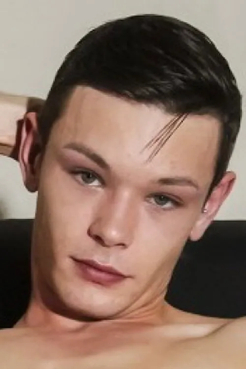 Alex Ford interpretando a 