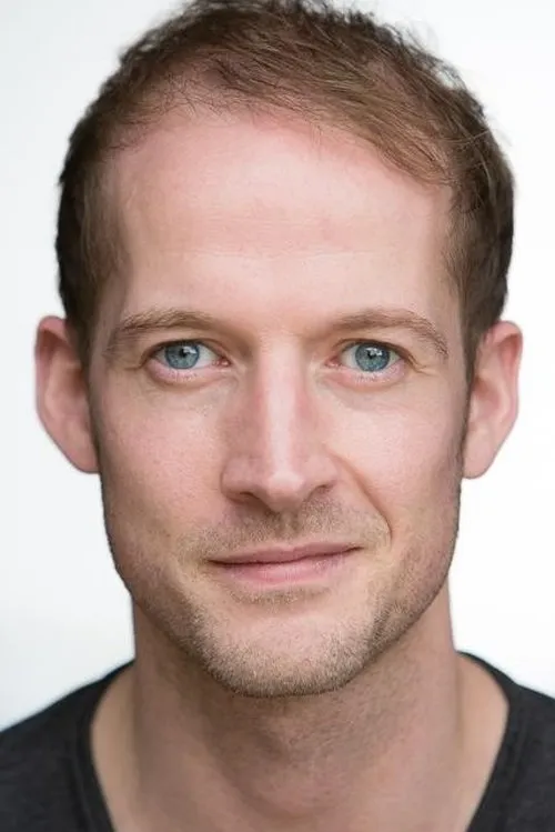 Alex Freeborn interpretando a Stack