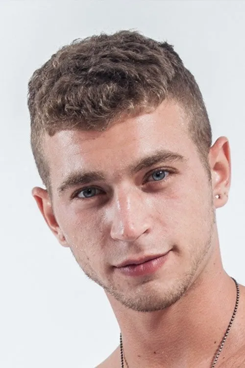 Alex Greene interpretando a 