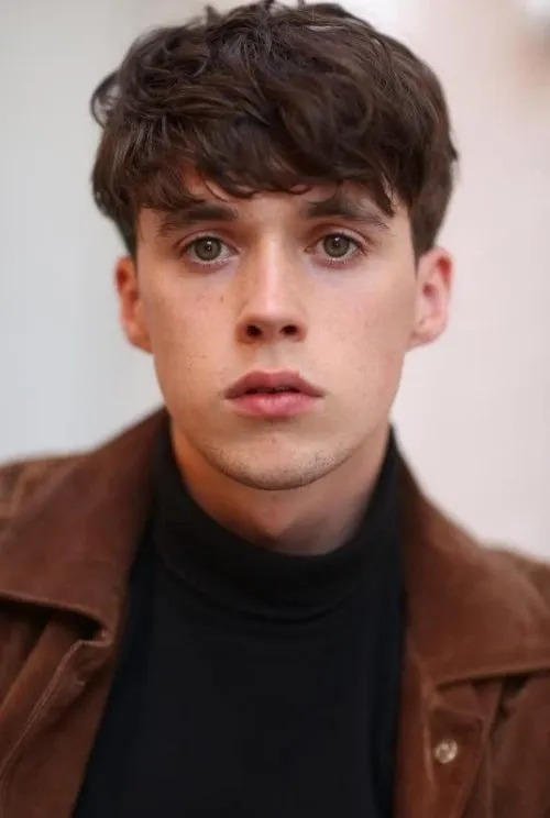 Alex Heath interpretando a Tony Nelson