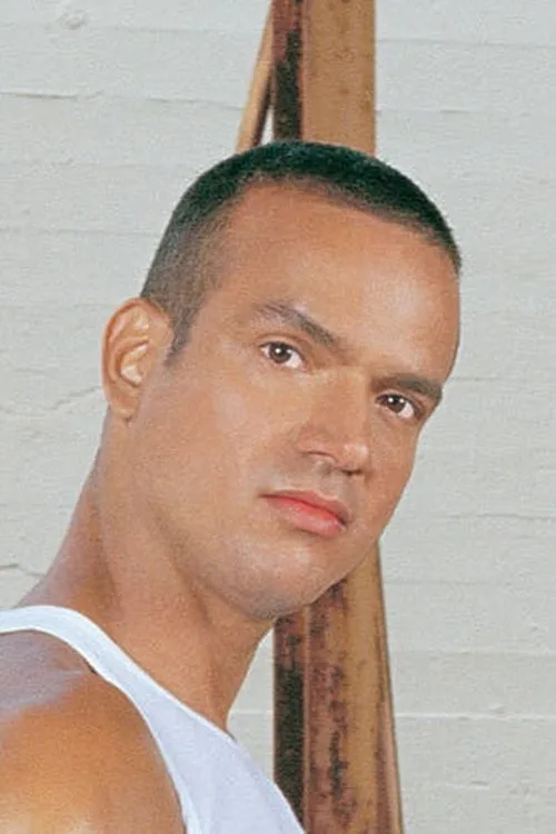 Alex Leon interpretando a 