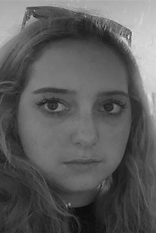 Alex Peace interpretando a Envy