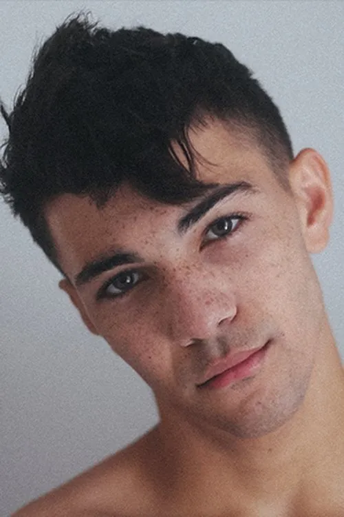 Alex Riley interpretando a Elder Rim