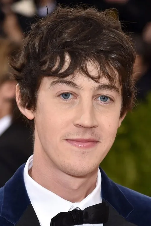 Alex Sharp interpretando a Yasha