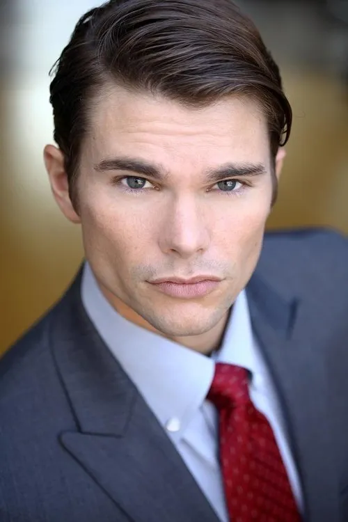 Alex Sink interpretando a Simon