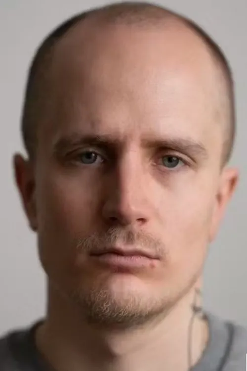 Alex Thelander interpretando a Alex Thelander