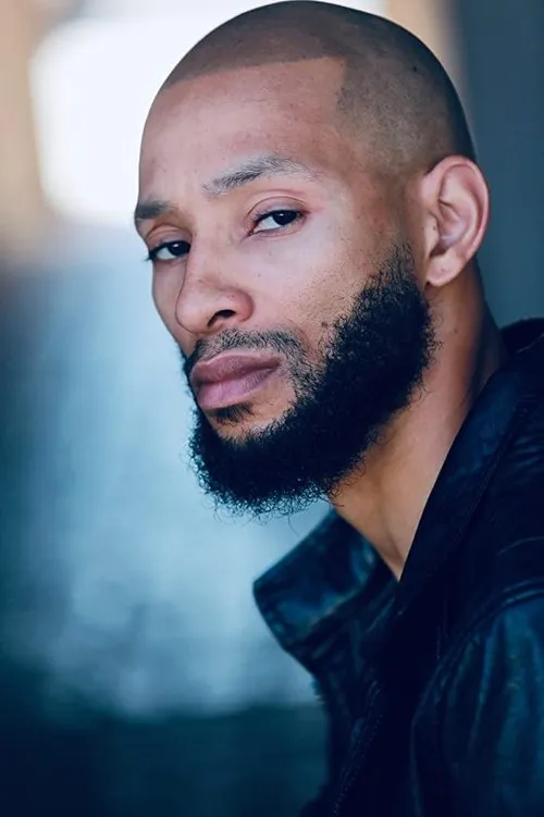 Alex West interpretando a TJ Wallin