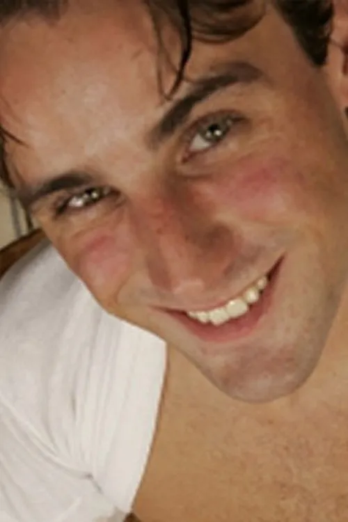 Alex Willis interpretando a (as Ales)