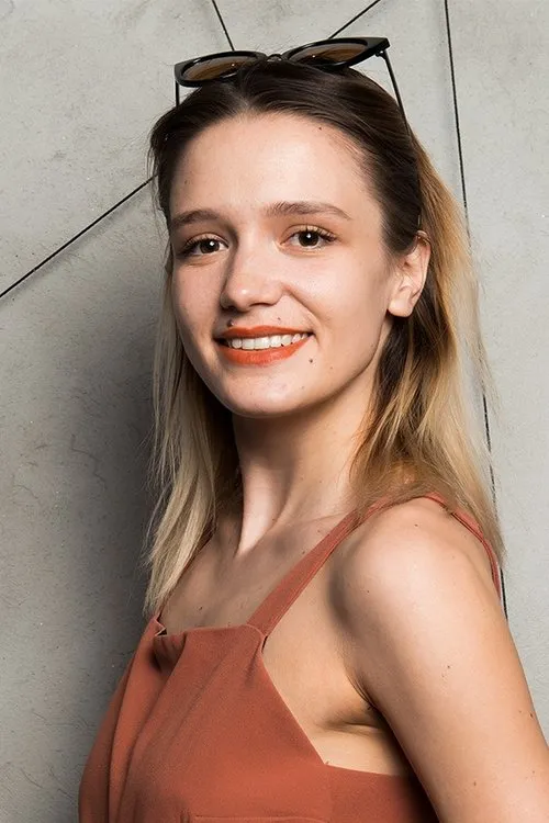 Alexa Tofan interpretando a 