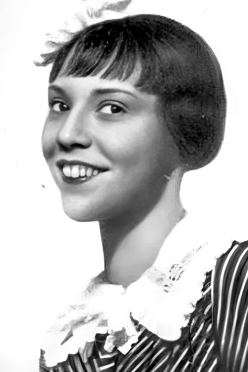 Alexa von Porembsky interpretando a Emmy