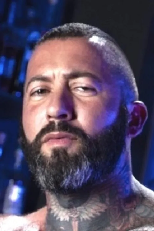 Alexander Kristov interpretando a Victim