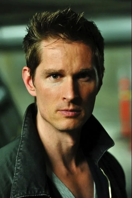 Alexander Martin interpretando a Gibbs