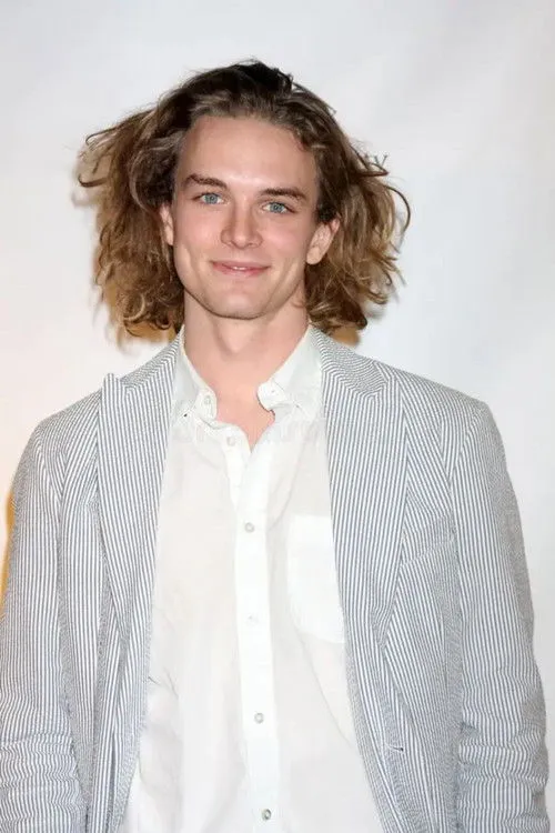 Alexander Nifong interpretando a Joshua