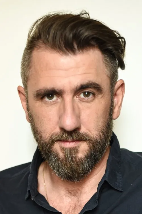 Alexander Tschernek interpretando a Head application officer