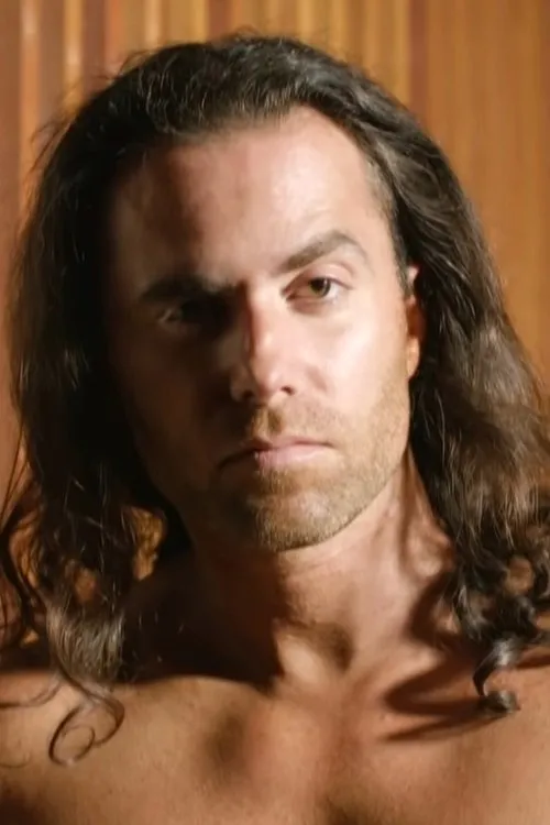 Alexander Zikos interpretando a Alex Reynolds