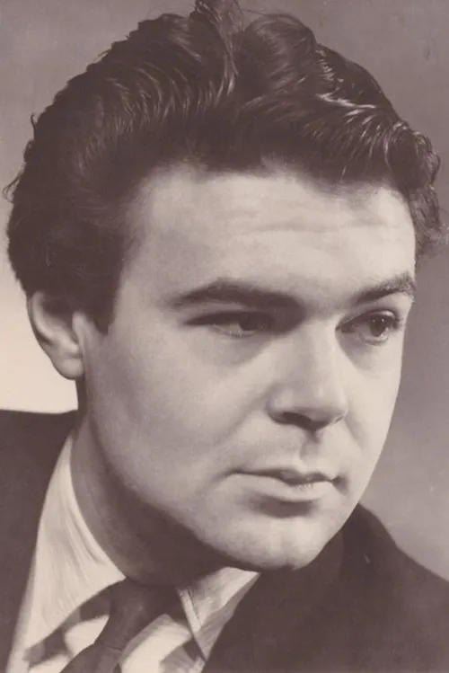 Alexandr Postler interpretando a