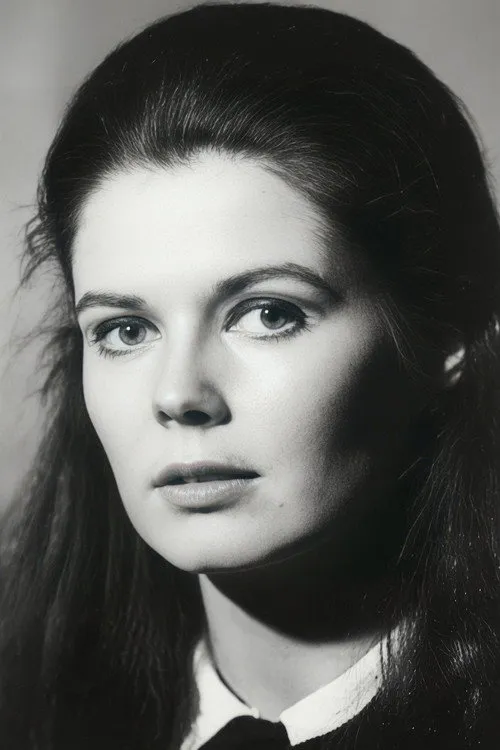 Alexandra Isles interpretando a Betty Jo Daly