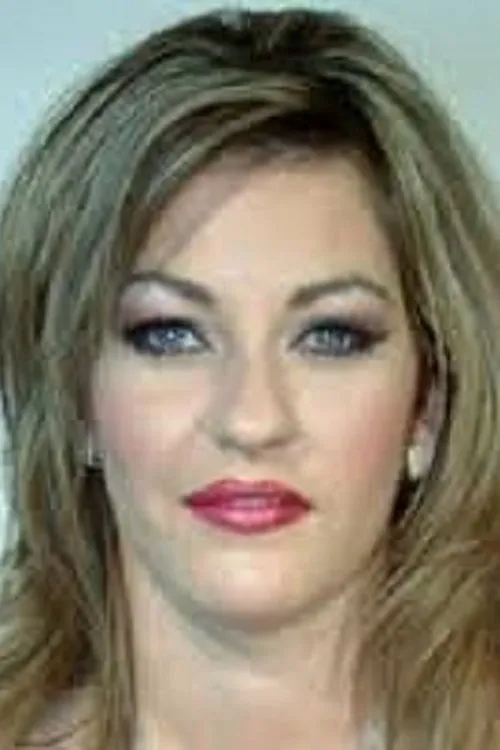 Alexandra Joy interpretando a 