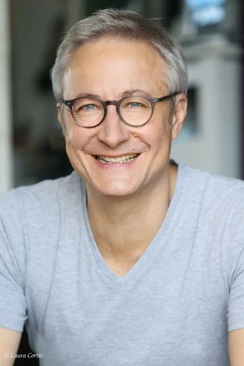 Alexandre Pesle interpretando a Sylvain Müller