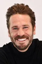 Alexandre Pronovost interpretando a Barman