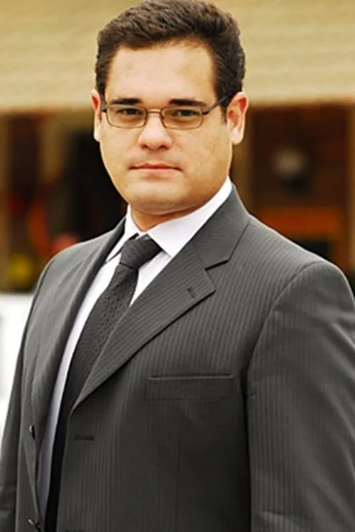 Alexandre Schumacher interpretando a Orimar Pontes