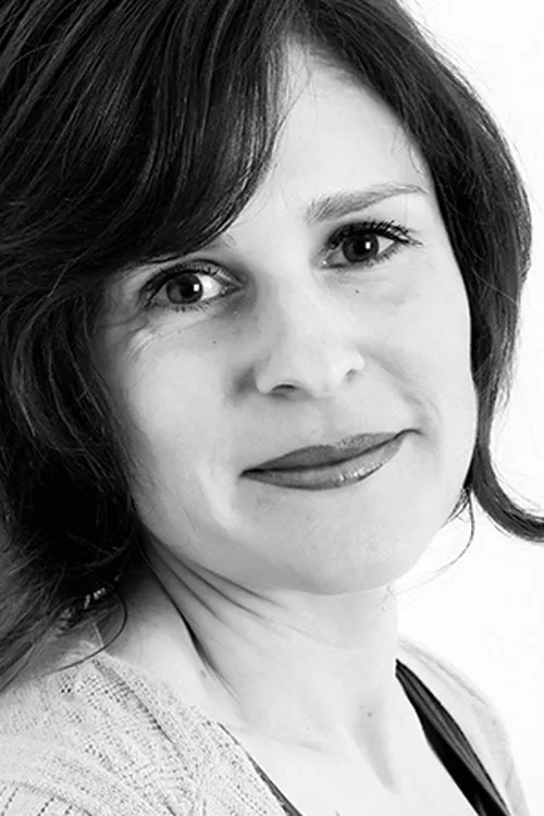 Alexia Murray interpretando a Janine