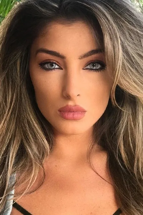 Alexia Ray Castillo interpretando a Woman (siren)