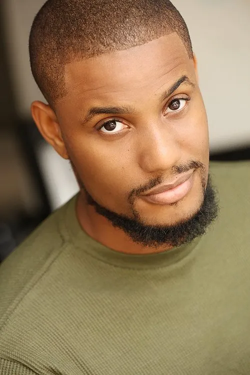 Alexx Ekubo interpretando a 