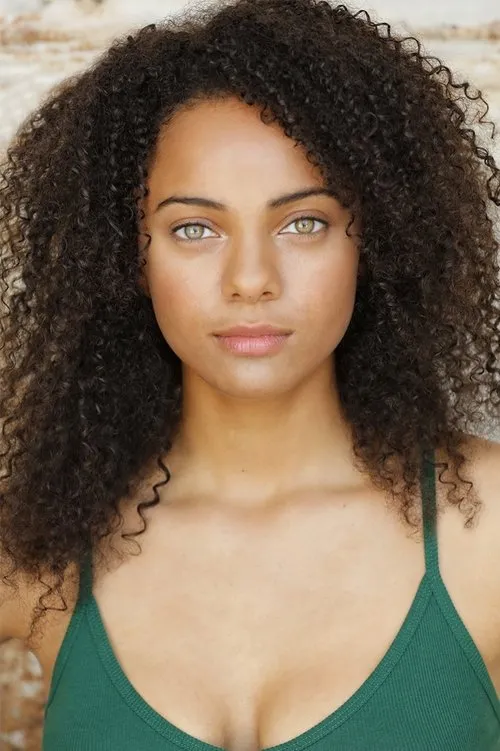 Aleyse Shannon interpretando a Teen Inez