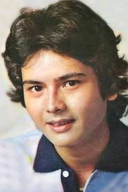 Alfie Anido interpretando a 