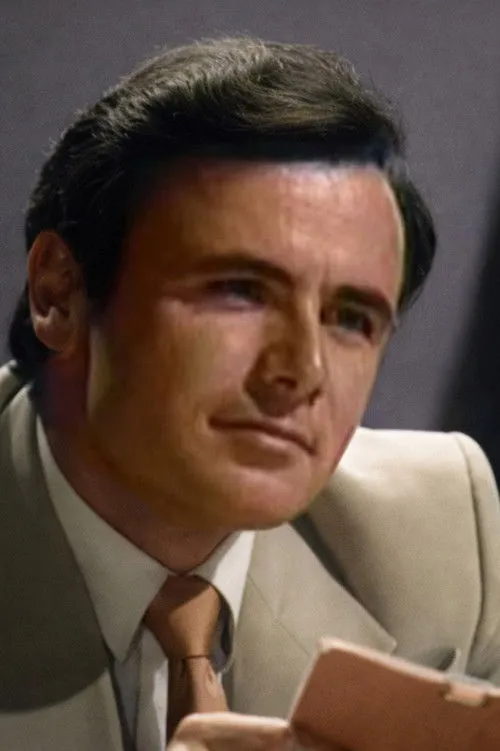 Alfred Bualoti interpretando a Vlash Zaka