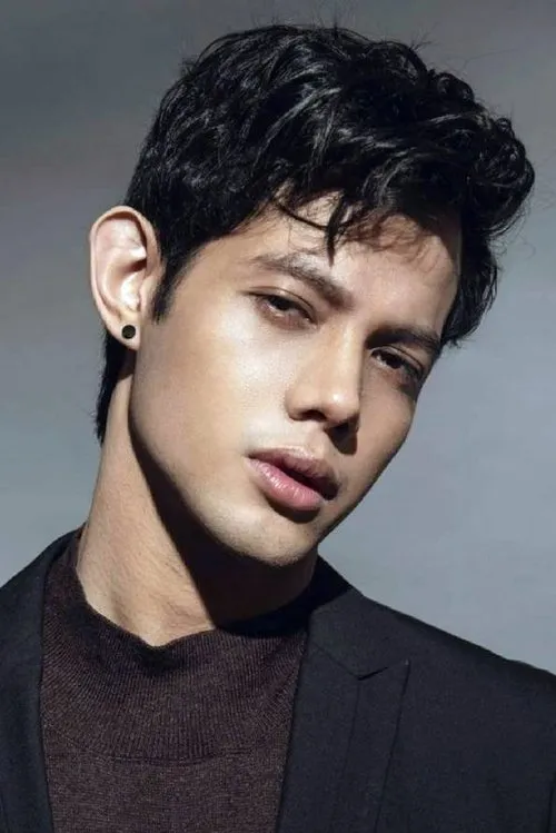 Ali Asistio interpretando a Richard