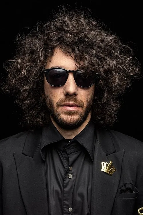 Ali Boulala interpretando a Himself